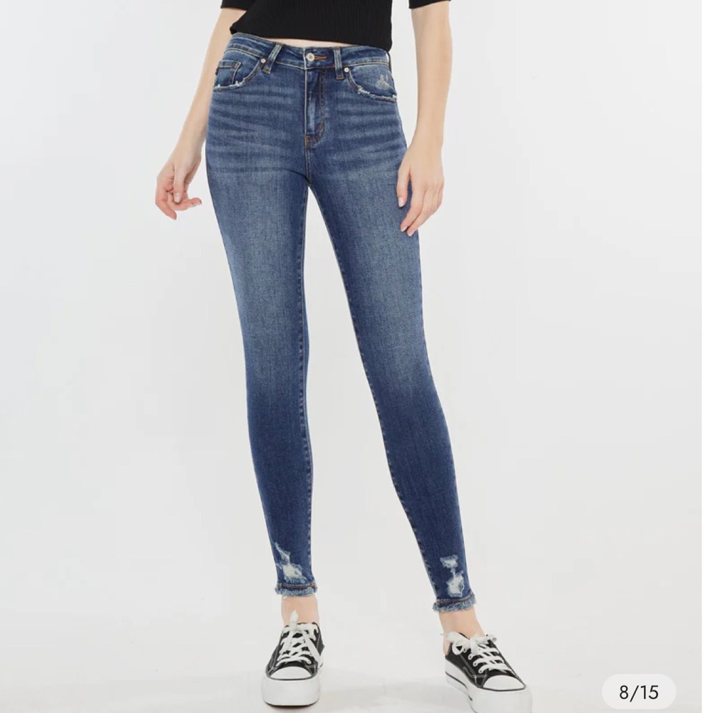 KanCan Hailey High Rise Super Skinny
Jeans in Dark Wash sz 15/31